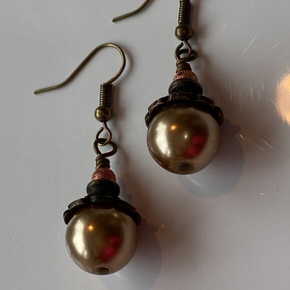 ❤️ Austrian Crystal Pearl & Brass Bead Cap Earrings - Picture 7 of 11